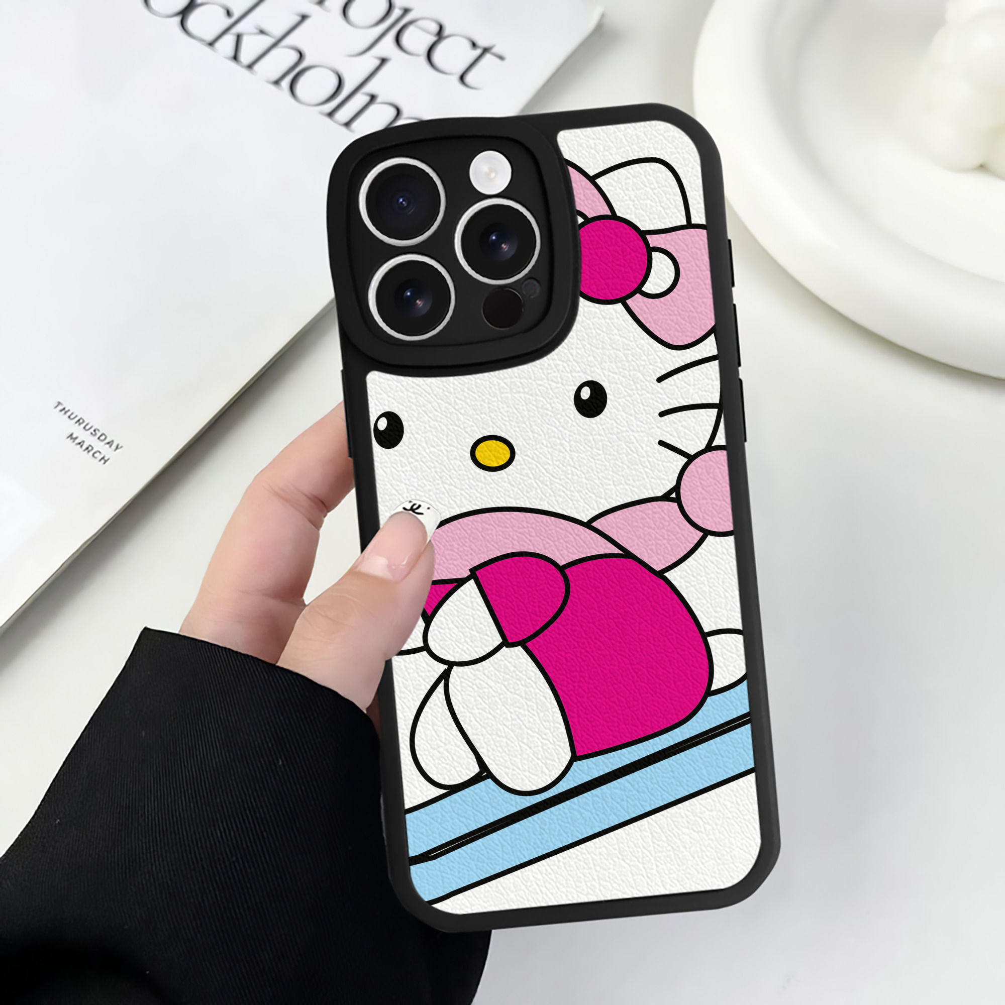 （画像用） Hello Kitty ハローキティ 【iPhone 16シリーズ対応】シリコンスマホケース（レザー調） 材質：シリコン